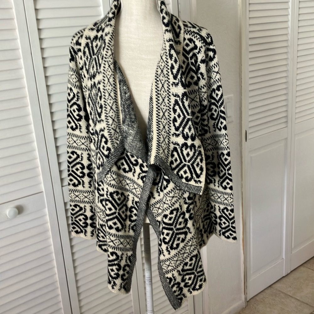 Papaya open sweater in cream and black size S/M great condition soft